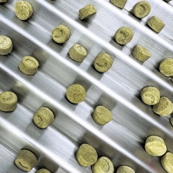 怎样选择好用的宠物食品数粒包装机？
